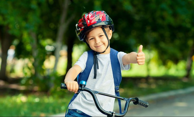 Kinder-Radhelme sollte gut ausgesucht werden (Foto: alexeytsurkan/adobe.stock)