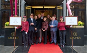 Hotel Sacher Wien: Zum 150er startet die Luxus-Ikone mit Erwin-Wurm-Kunst direkt vor dem Eingang