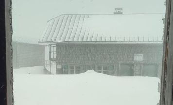 Winter-Einbruch am Hochleckenhaus: Tiefschnee und Hüttenflair am Berg