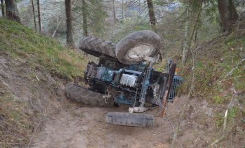 Traktorunfall in Hohenau: 55-Jähriger unter Fahrzeug eingeklemmt und schwer verletzt