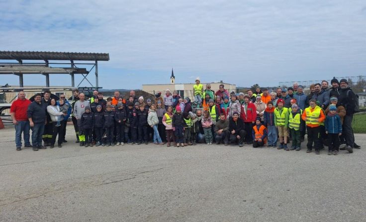 Zahlreiche freiwillige Helfer bei der Flurreinigungs-Aktion in Roitham (Foto: Gemeinde Roitham)