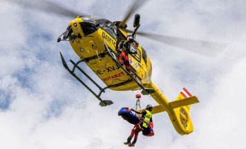 Bergeralm: Skifahrer prallt im freien Skiraum gegen Baum