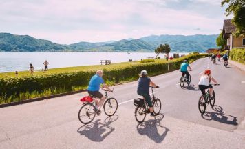 Autofreier Attersee: Familien-Radtag lockt mit Musik, Genuss und 48 Kilometern Seepanorama