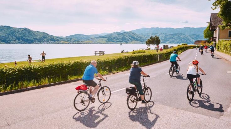 Autofreier Attersee: Familien-Radtag lockt mit Musik, Genuss und 48 Kilometern Seepanorama