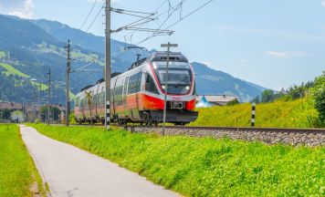 Zug erfasst Jugendliche: 17-Jähriger in Lebensgefahr – Drama auf Gleisen in der Steiermark