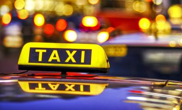 Eskalation in Wien: Betrunkene 18-Jährige greift Polizei nach Taxi-Streit an