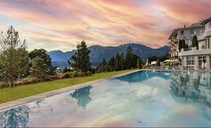 Atemberaubender Ausblick aus dem Outdoorpool (Foto: Hotel Panorama Royal)