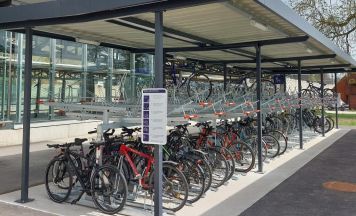 293 Radplätze sollen am Bahnhof Vöcklabruck den Umstieg auf die Bahn leichter machen