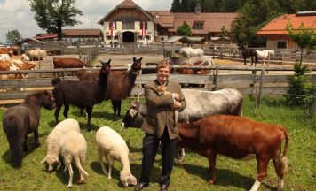 Emotionen, Stars und tierische Helden: Die große 25-Jahre-Sause auf Gut Aiderbichl