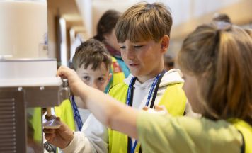 Kühe statt Klassenzimmer: Diese Schulstunde begeisterte Tiroler Schüler