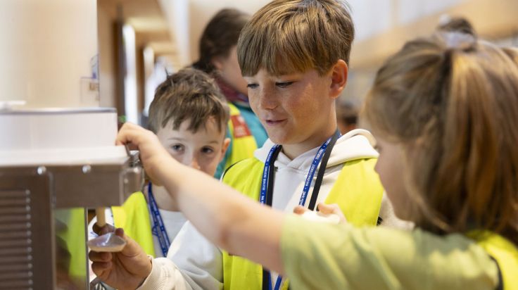 Kühe statt Klassenzimmer: Diese Schulstunde begeisterte Tiroler Schüler