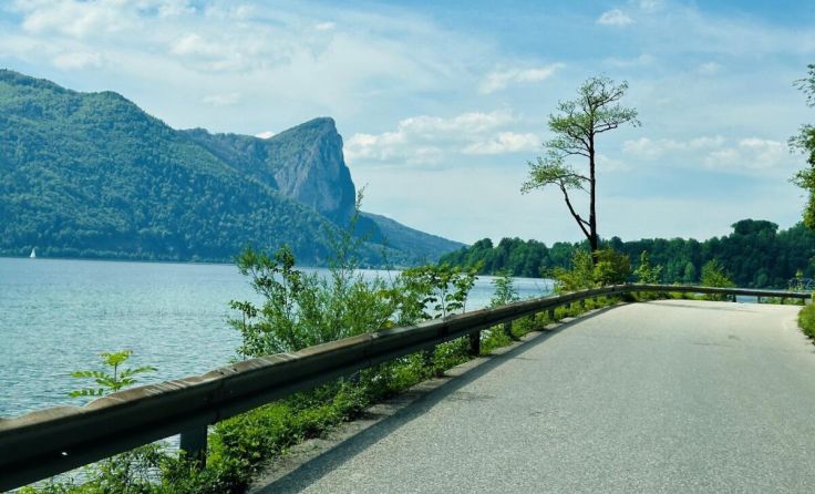 Straße am Mondsee ist vorübergehend wieder befahrbar (Foto: Tom Leitner)