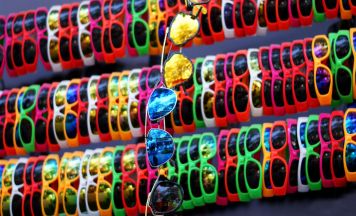 Gefährliche Schnäppchen: Warum die Billig-Sonnenbrille den Augen massiv schadet