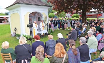Goldhaubenfrauen feiern bewegende Maiandacht in Ebensee