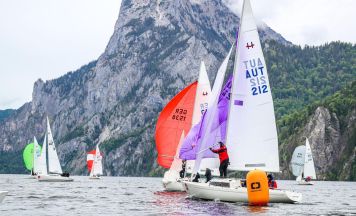 Traunsee Woche trotzt Regen: Deutsche Segler dominieren Auftakt