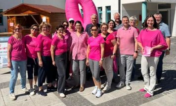 Seewalchen in Pink: 3.500 Euro beim Pink Ribbon Walk gesammelt