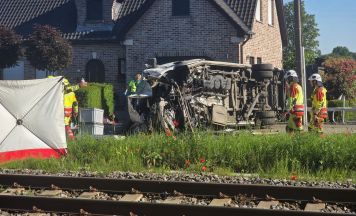 Zug erfasst Schulbus in Buggenhout