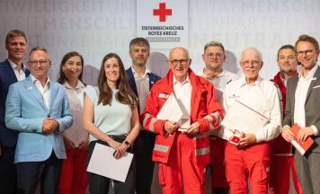 Rotes Kreuz ehrt stille Helden für jahrzehntelangen Einsatz