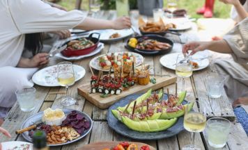 Grillsaison 2026: Österreich setzt jetzt auf Huhn, Käse und Premium-BBQ