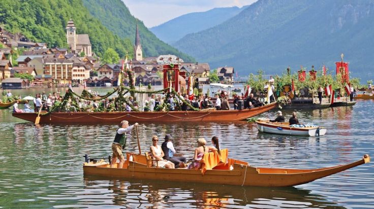 Jahrhundertalte Seeprozession in Hallstatt begeistert zu Fronleichnam