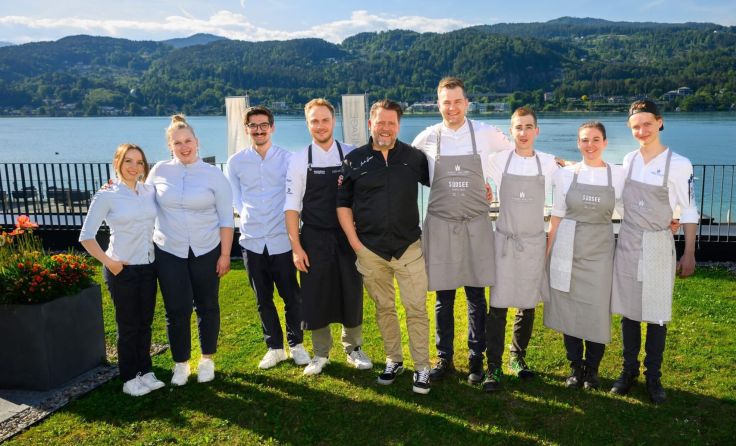 Starkoch Mike Süsser (Bildmitte) mit dem Team vom Gourmet Restaurant Hubert Wallner (Foto: privat)