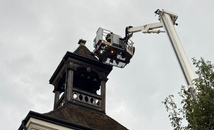 Stadtturmspitze in Vöcklabruck durch Sturm beschädigt (Foto: Tom Leitner)