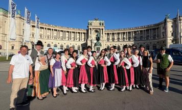 Bad Ischler Trachtler begeistern Wien: Auftritt vor der Hofburg sorgt für Applaus