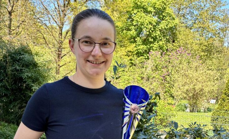 Maria Leitner mit ihrem rahmengenähten Maßschuh (Foto: Orthopädie Hauser)