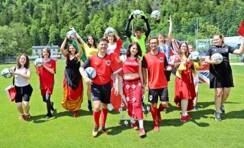 Modeschule Ebensee: Schüler entwerfen Fan-Mode für die Fußball-WM