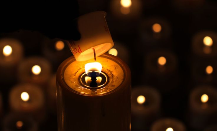 Gedenkkerzen erinnern in Graz an den Amoklauf im Vorjahr (Foto: fotoknips/adobe.stock)
