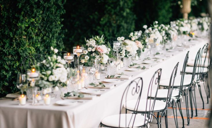 Festlich gedeckte Hochzeitstafel bei einer Feier in Italien.(Foto: Cavan/adobe.stock)