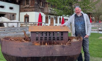 Rostbaron begeistert mit Tier-Skulpturen auf Gut Aiderbichl