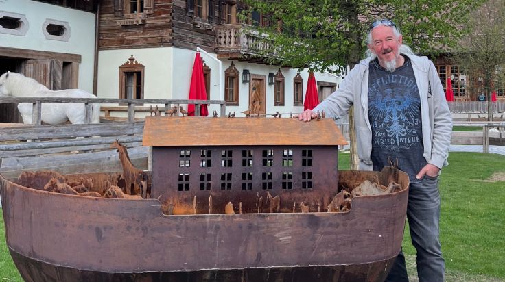 Rostbaron begeistert mit Tier-Skulpturen auf Gut Aiderbichl