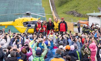 Bergretter-Fantag in Ramsau: 1.500 Fans feiern ihre TV-Helden hautnah am Dachstein-Drehort