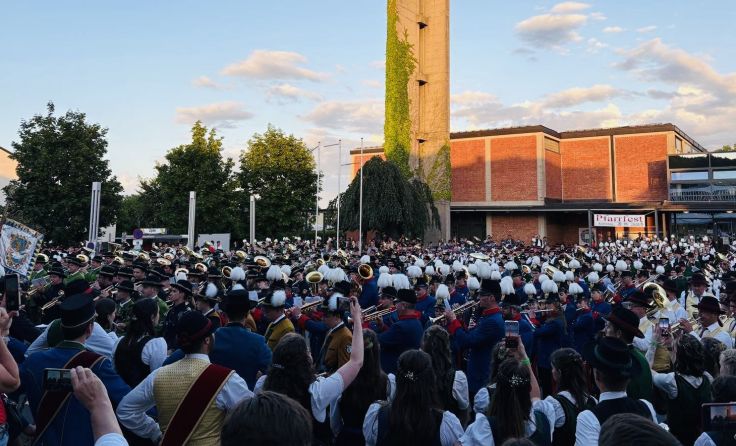 Gesamtspiel BMF Samstag am Pfarrplatz (Foto: OÖBV Vöcklabruck)