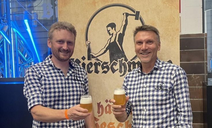 Bierbrauer Christian und Ober-Bierschmied Mario Scheckenberger (v. li.) (Foto: Bierschmiede)