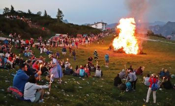 Sonnwendfeuer am Feuerkogel: Tausende Funken läuteten den Sommer ein