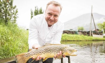 Hubert Wallner bringt Steckerlfisch an den Wörthersee