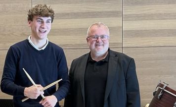 Steinbacher Schlagzeuger meistert Musikschul-Abschluss