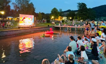 Premiere am Attersee: Erstes Wasserkino begeistert Kinder und Eltern