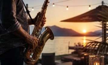 Saxophon-Klänge direkt am Attersee: Heli Steinkogler spielt live im Katamaran