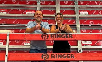 Promi-Überraschung bei Ringer: Tschulique gratuliert Peter Rungger zum 50er
