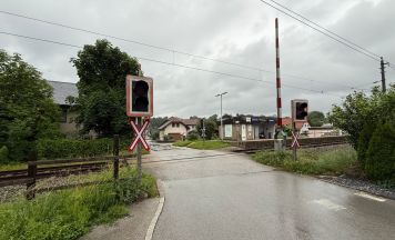Bahnübergang Wankham dicht: Fehlende Fußgängerquerung sorgt für Kritik