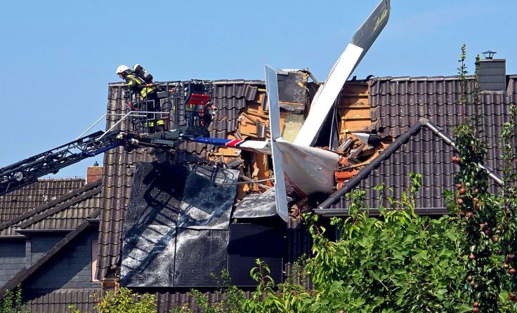 Sportflugzeug kracht in Haus (Foto: APA-Images / dpa / Fotoreport-DB)