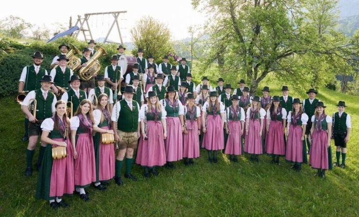 D'Schobastoana spielen bei den Steckerlfisch-Bratern auf (Foto: Stockinger)
