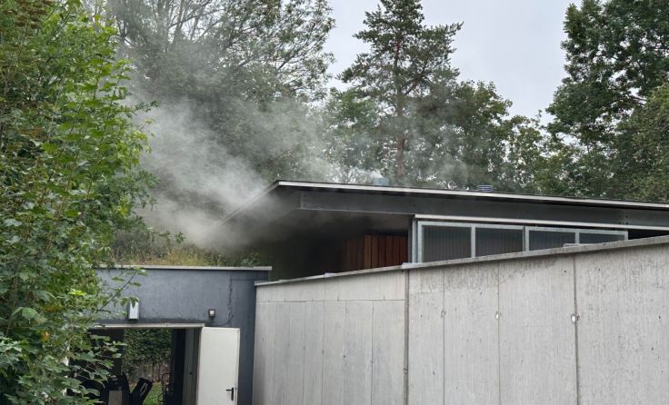 Rauch aus dem Saunabereich im Freizeitpark Vöcklabruck (Foto: FF Vöcklabruck)