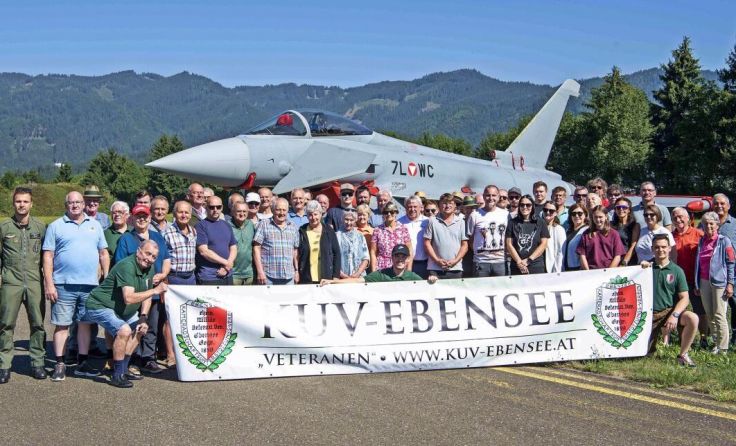 Die Ebenseer Veteranen erlebten die Eurofighter in Zeltweg hautnah. (Foto: Hörmandinger)