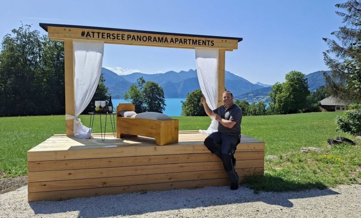 Christian Fürthauer bei seinem Foto-Point am Attersee (Foto: Attersee Panorama Apartments)