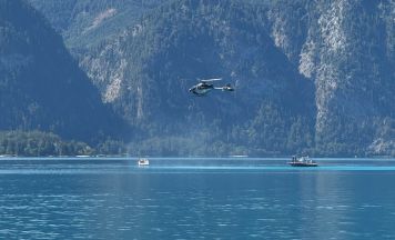 Großeinsatz am Wasser: Kleinflugzeug bei Steinbach in den Attersee gestürzt