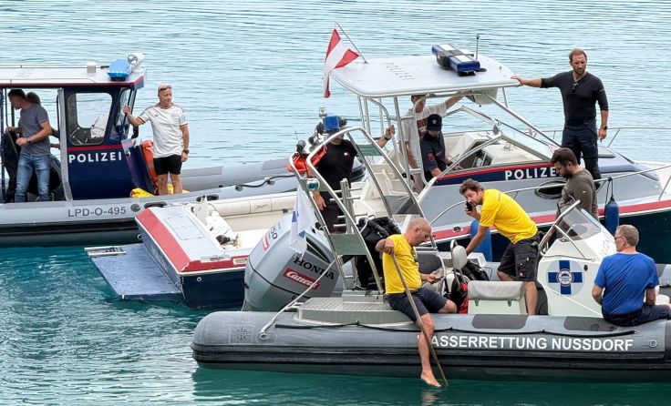 Einsatzkräfte suchen nach abgestürztem Flugzeug im Attersee (Foto: Tom Leitner)
